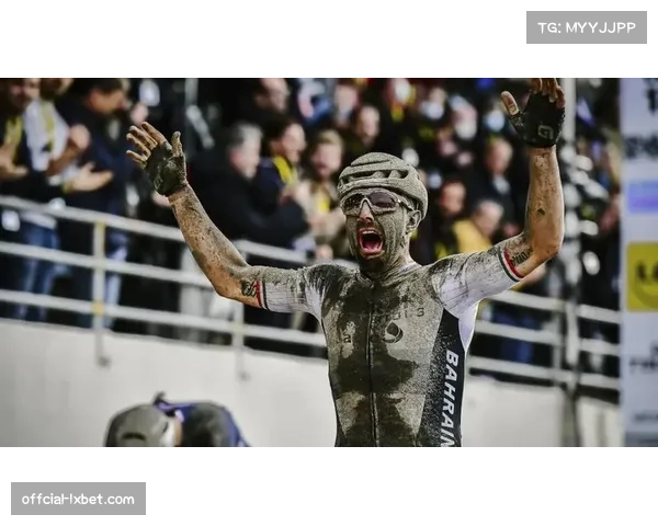 巴黎-鲁贝古典赛：范德普尔雨中单飞80公里夺冠，第七次赢得“北方地狱”冠军